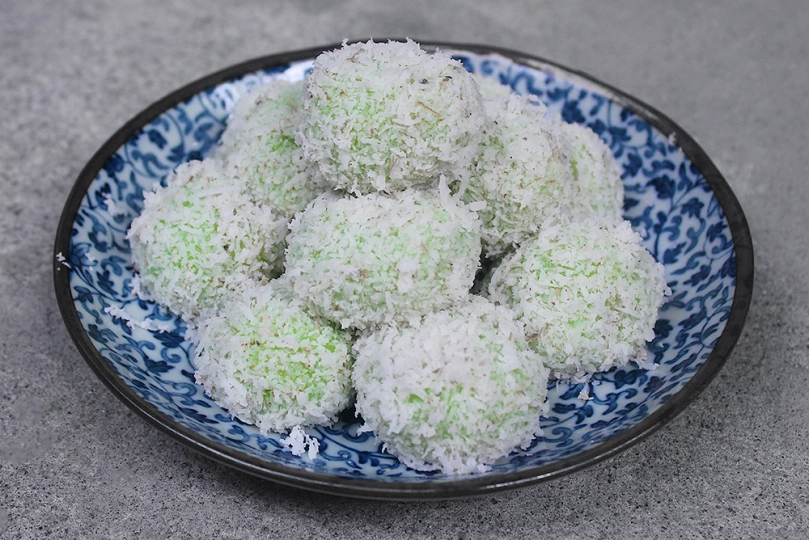 klepon sweet coconut rice balls