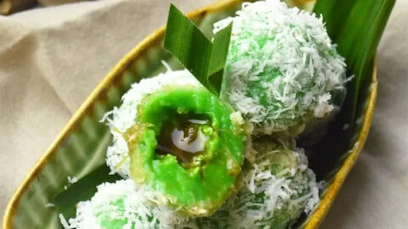 klepon sweet rice balls with palm sugar